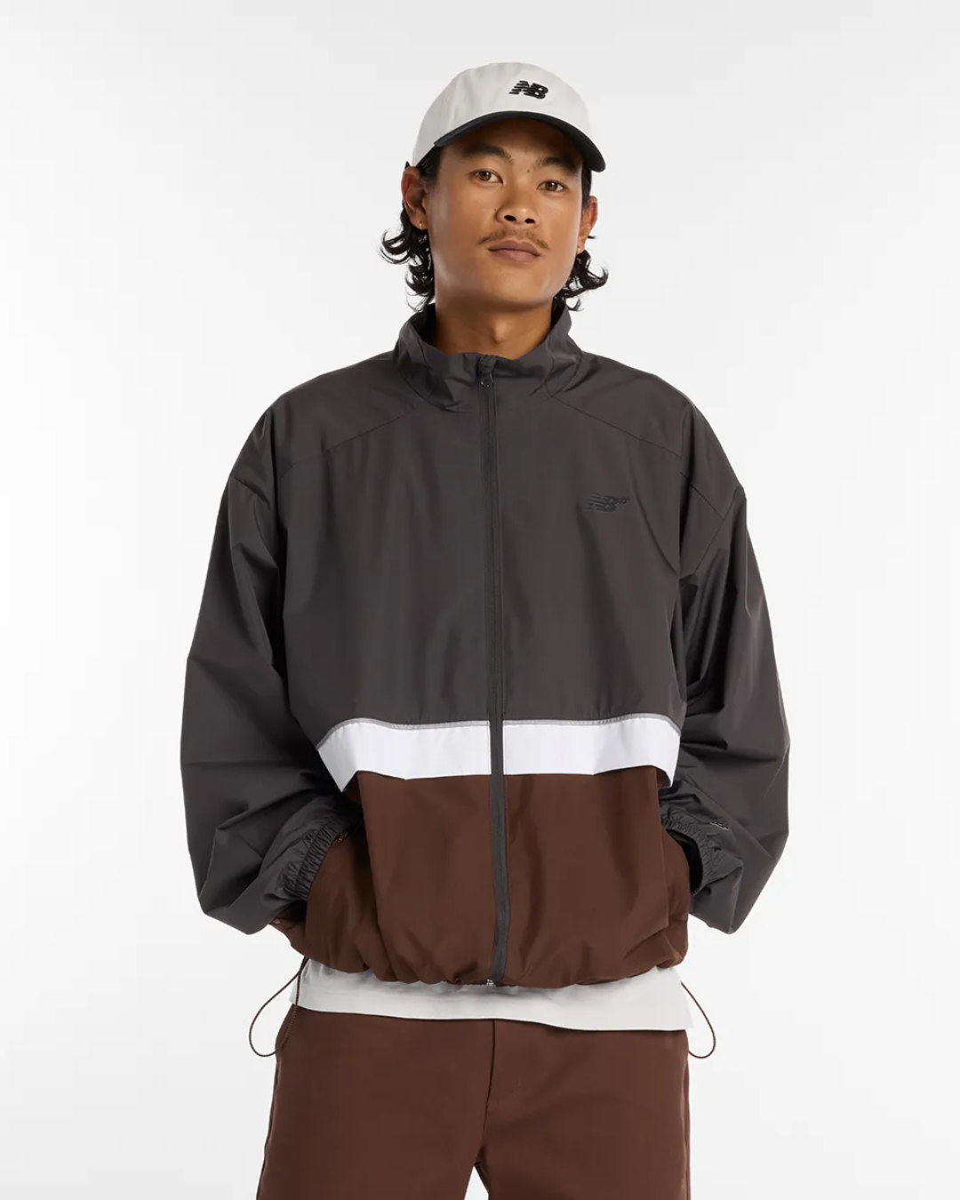 【emon.04081010】LOWYAニュージャバリア2 Jaqueta New Balance Numeric Archive Marrom/Cinza